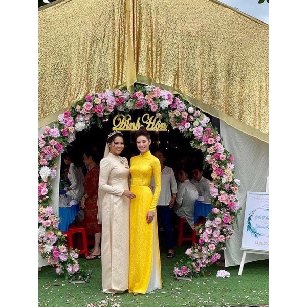 - Áo dài gấm lụa vàng