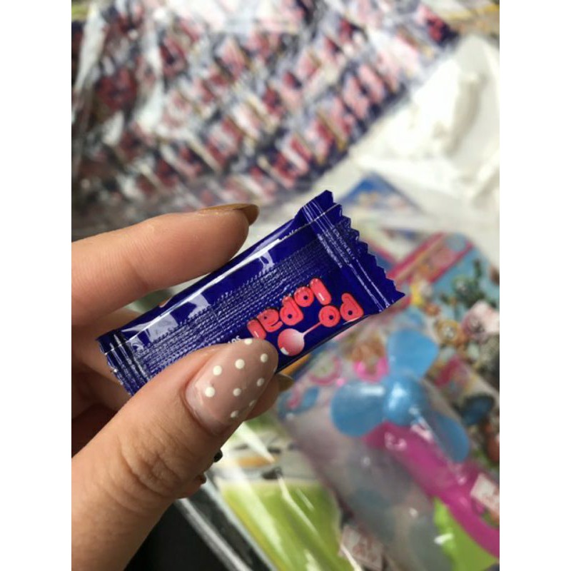 Vỉ 90 kẹo cao su có tem thưởng đồ chơi