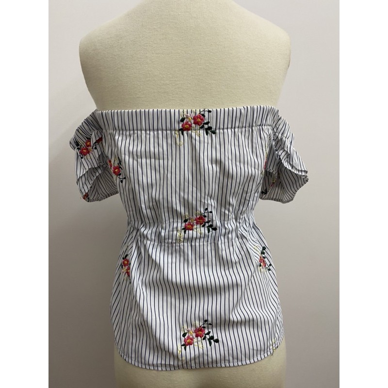 Áo croptop thêu bẹt vai