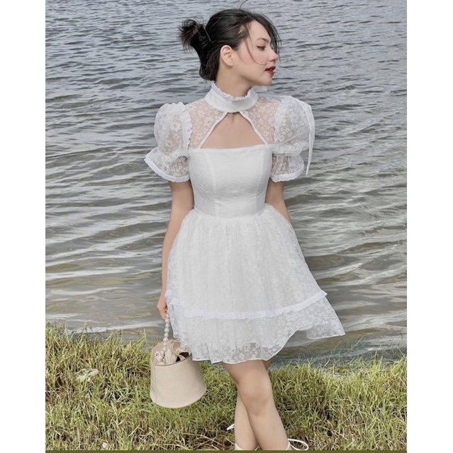 ĐẦM TRẮNG HOA NỔI BÈO CỔ CUT OUT NGỰC TAY BO (KG)