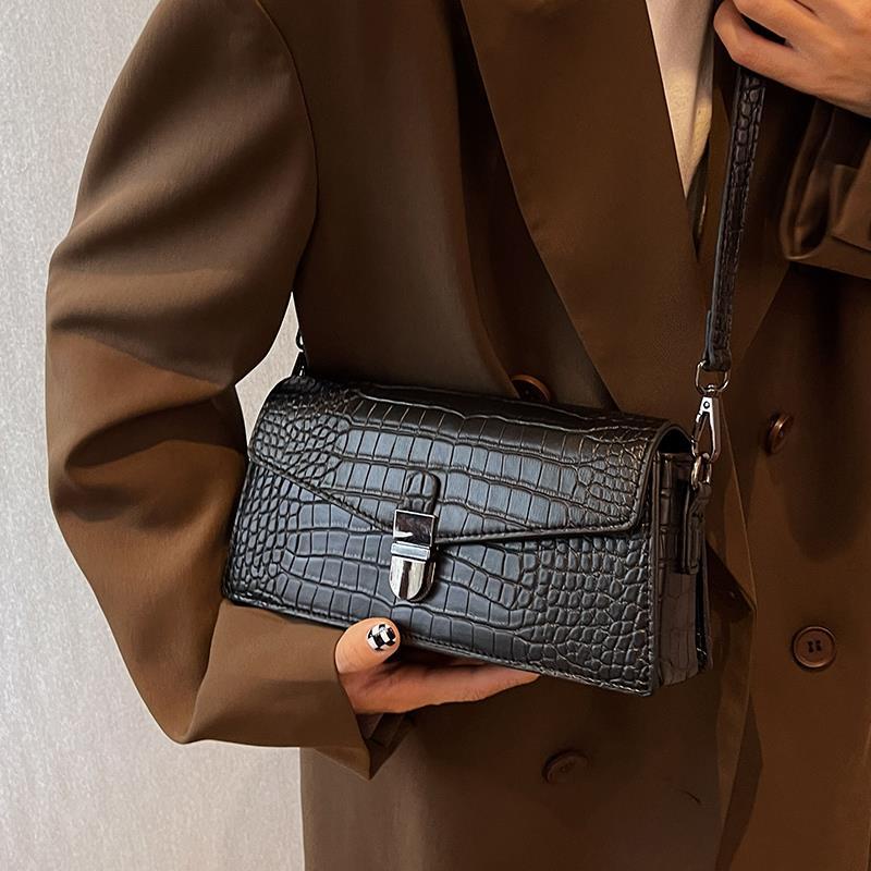 Túi đeo chéo IELGY hình vuông nhỏ vân da cá sấu màu đen cao cấp cho nữ