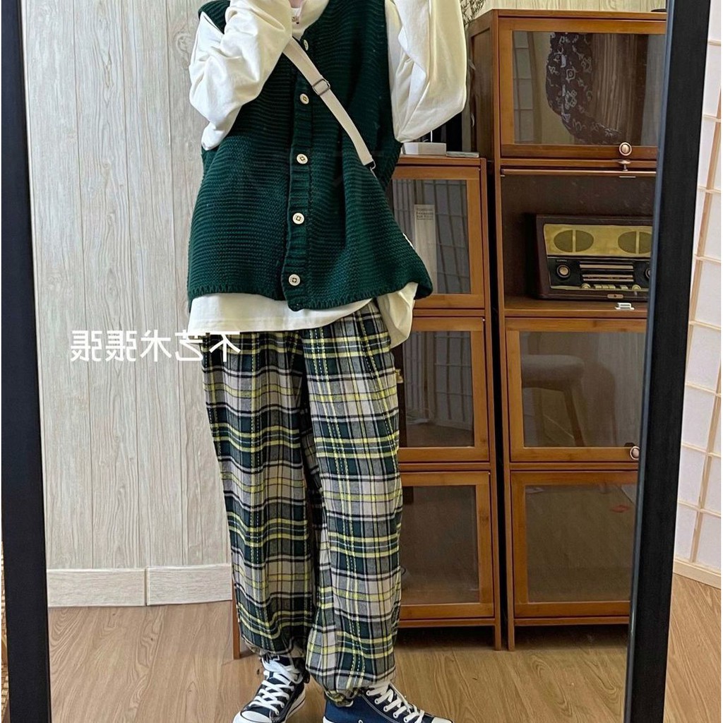 Áo gile len xanh rêu mix kèm phông trắng thời trang