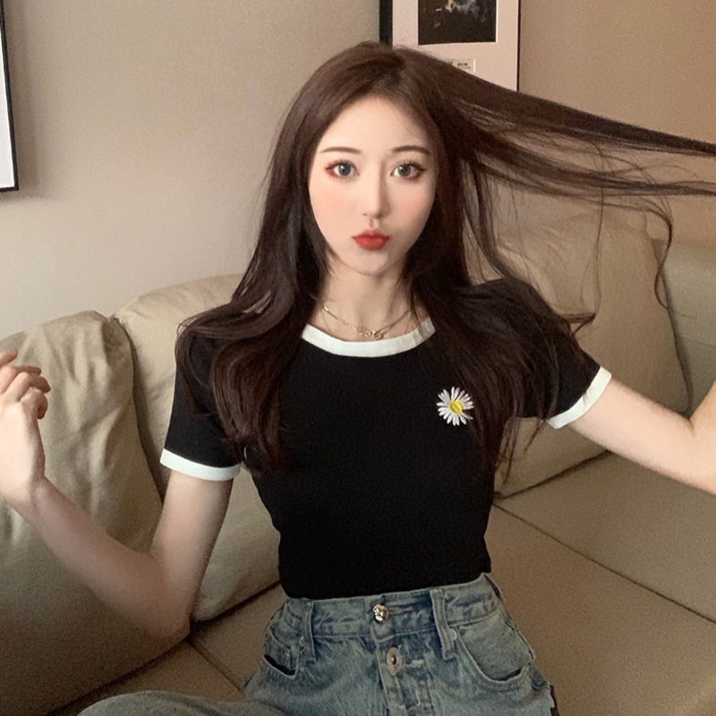 Áo Thun Ngắn Tay Thêu Hoa Cúc Nhỏ Xinh Xắn Cho Nữ