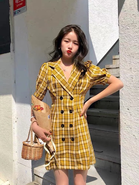 Đầm cổ vest caro vàng phối nút xb