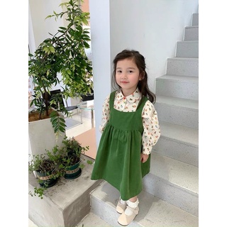 Set váy yếm xanh lá kèm áo sơ mi dài tay hoa nhí cho bé gái