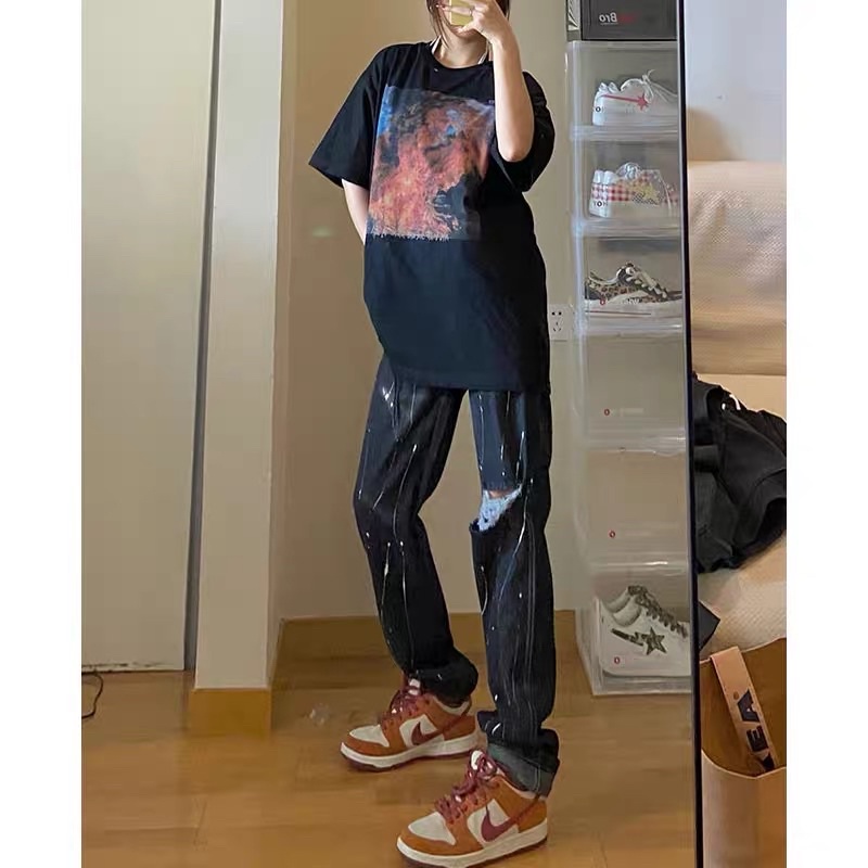 Quần jeans rách gối thiết kế vẩy sơn phong cách cá tính.