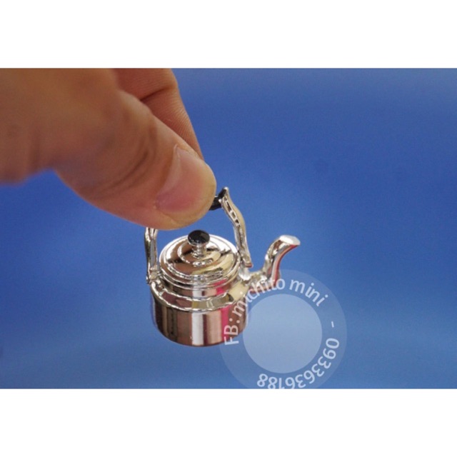 Ấm nước sắt cho búp bê loại to và trung bình mở được nắp