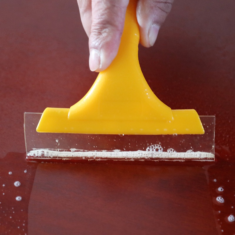 Cây gạt nước vệ sinh cửa kính xe hơi bằng silicone tiện dụng