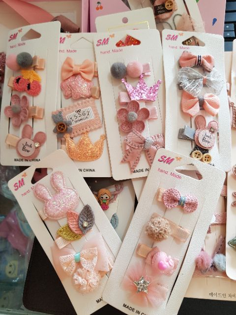 Vỉ 4 kẹp tóc  xinh xắn, siêu sịn xò cho bé yêu