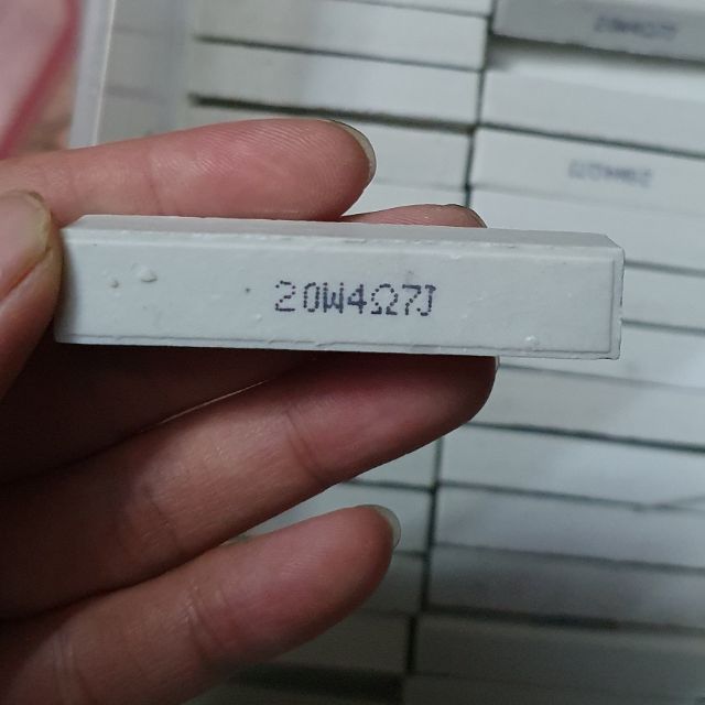 Trở sứ 4,7 ôm 20w