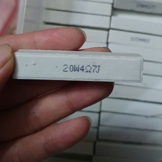 Trở sứ 4,7 ôm 20w
