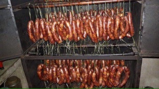 Lạp sườn lợn đen hun mía
