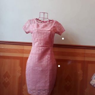 Váy ren dáng body màu hồng phấn phù hợp với các bạn từ 40kg đến 54kg. Phom ôm body có thể mặc đi làm đi chơi đều rất hợp