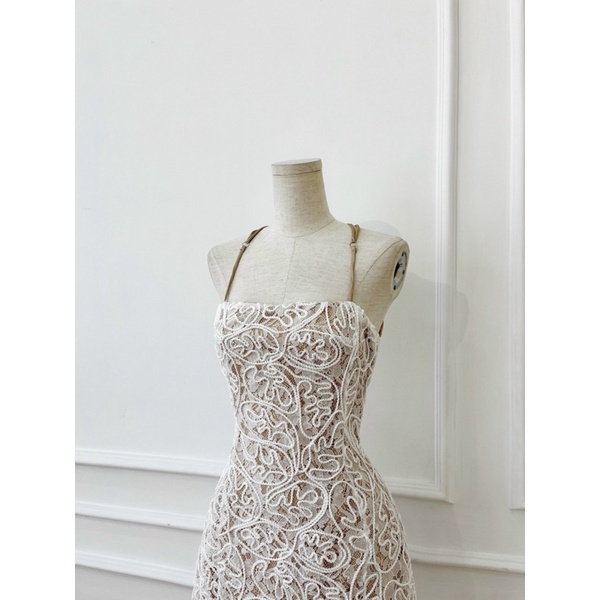 Đầm hai dây ren nổi đan dây lưng phía sau sexy hàng thiết kế cao cấp