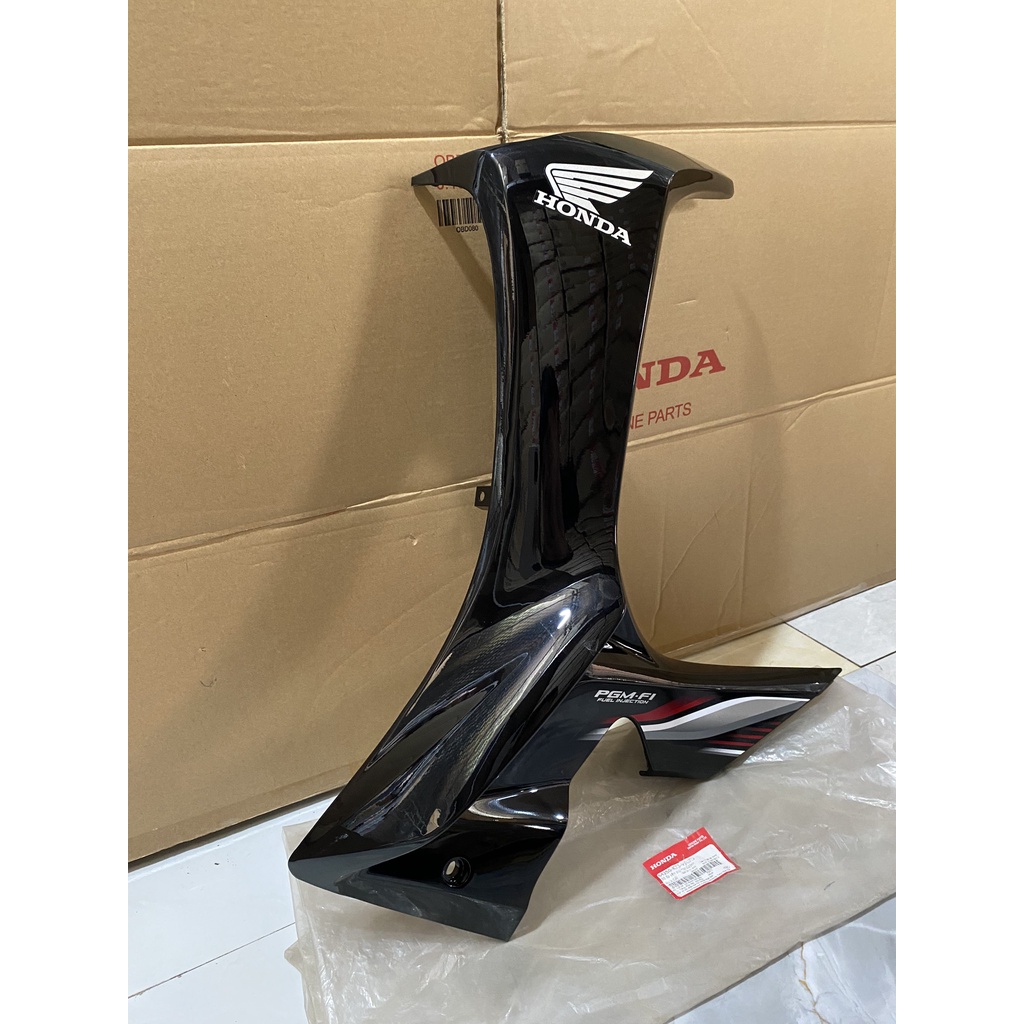 Bộ ốp yếm bên trái HONDA FUTURE 125 năm 2016 màu Đen đỏ.