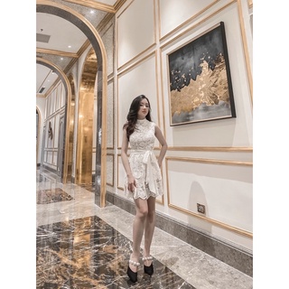 Váy ren trắng kèm đai lụa