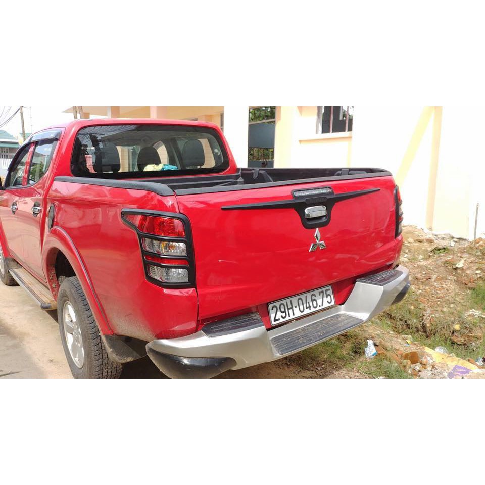 Bộ ốp đèn pha hậu đen xe Mitsubishi Triton 2016-2020