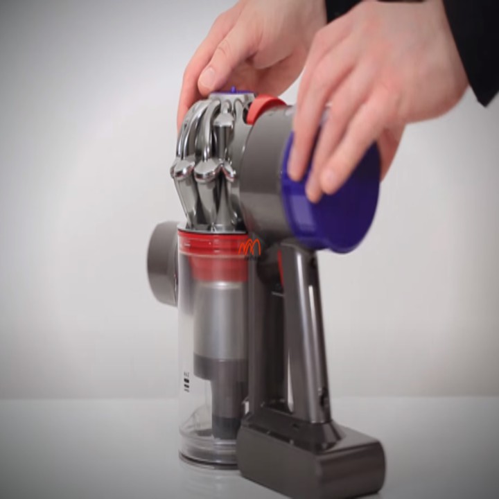 Thay pin máy hút bụi Dyson V8