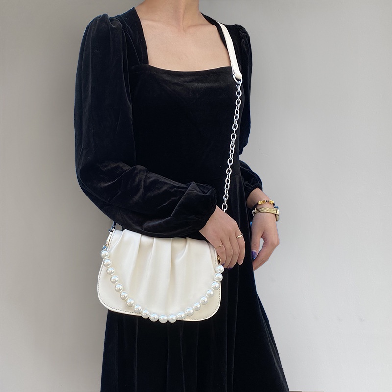 Túi IELGY đeo vai hình đám mây màu trắng phối xích đính ngọc trai dễ phối đồ cho nữ