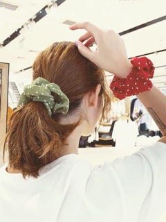 Buộc tóc vải nhún Scrunchies chấm nhỏ