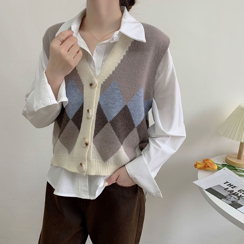 Áo len ghile họa tiết caro phối màu.