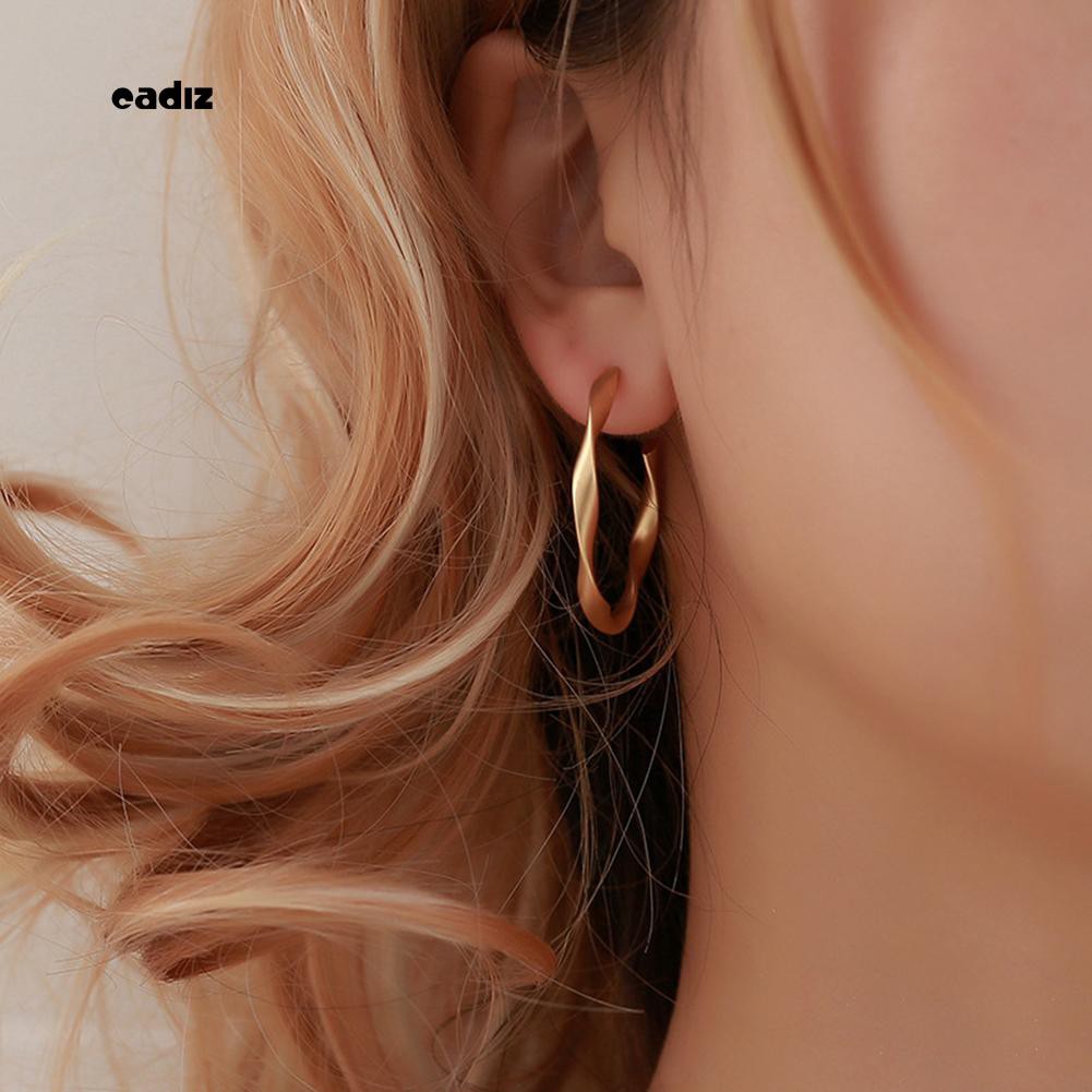 Hoa tai dạng vòng to thời trang dành cho nữ