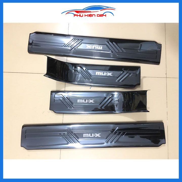 Bộ nẹp bước chân trong MUX, MU-X vân Titan chống trầy làm đẹp ô tô