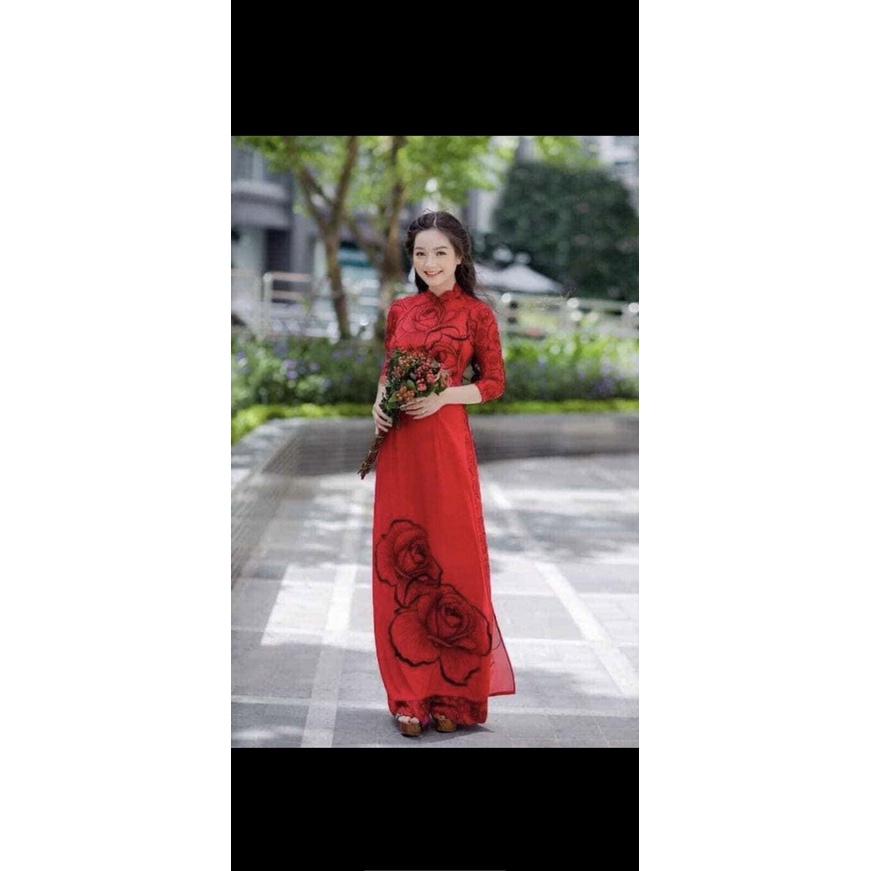 Áo trắng, đỏ hoa hồng duyên dáng.