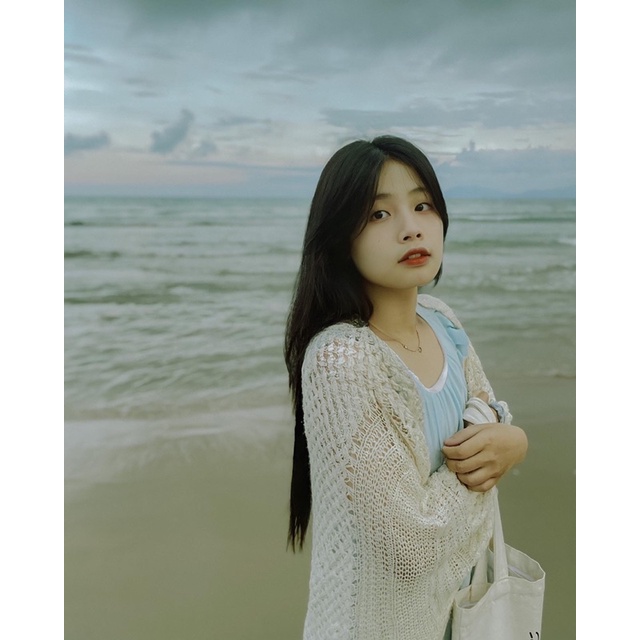 Set váy voan xanh dương + khoác crochet đi biển