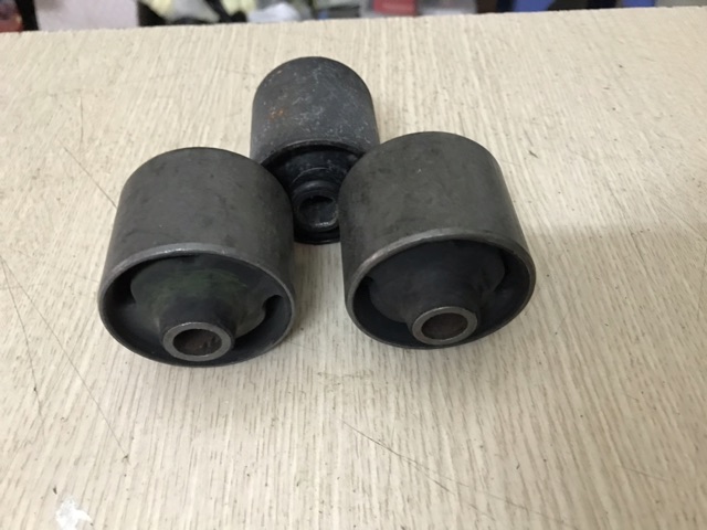 Cao su sắt bắt thanh giằng dọc Daewoo Matiz 1,2 , Chery QQ3 Giá bán tính :  1bộ  .