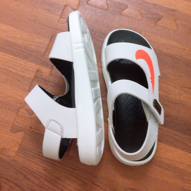 Sandal bé trai. (Nike màu kem)