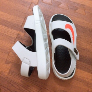 Sandal bé trai. (Nike màu kem)