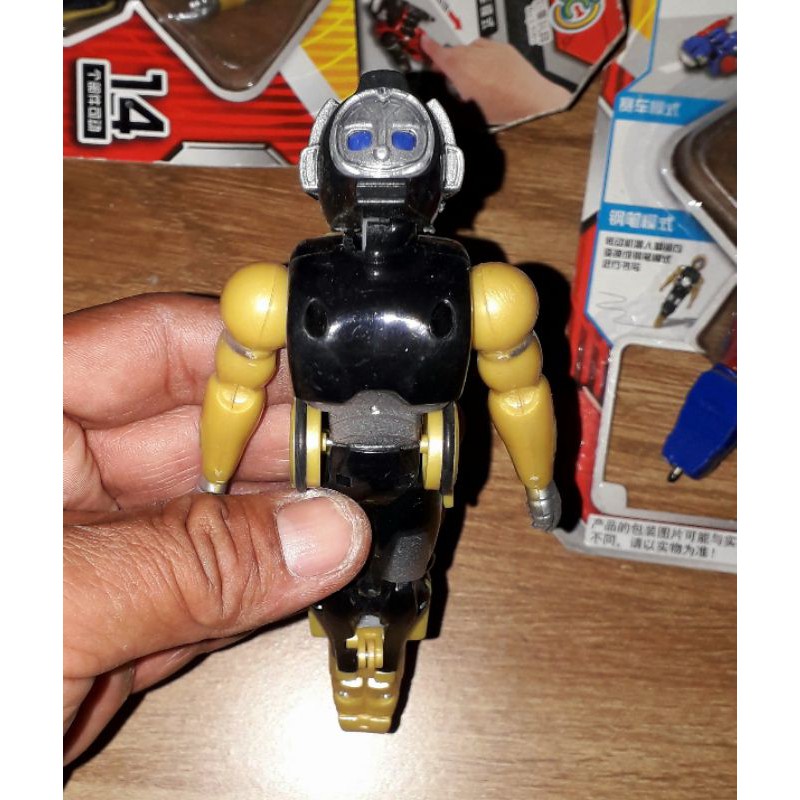 Một cái Mô hình robot chạy chớn trên đường đua bằng nhựa rất