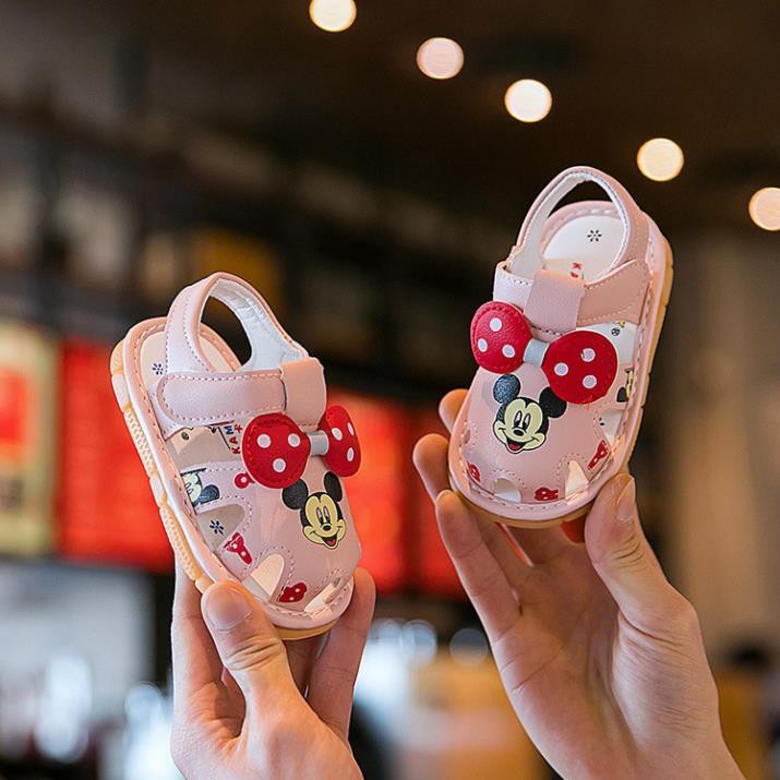 Giày tập đi - Sandal cho bé gái tập đi hình chuột Mickey Đeo Nơ đế mềm chống trơn trượt, phát tiếng kêu G32