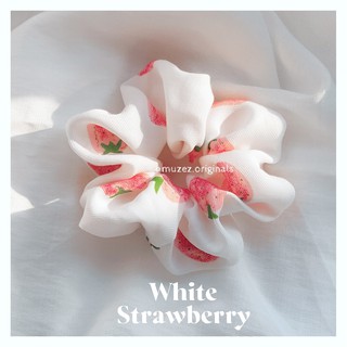 White Strawberry - Dây buộc tóc Scrunchies họa tiết dâu tây hồng nền trắng
