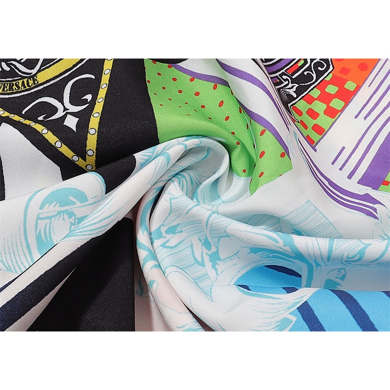 Áo Sơ Mi Versace Tay Ngắn Dáng Rộng In Chấm Bi Phối Màu Tương Phản Cá Tính