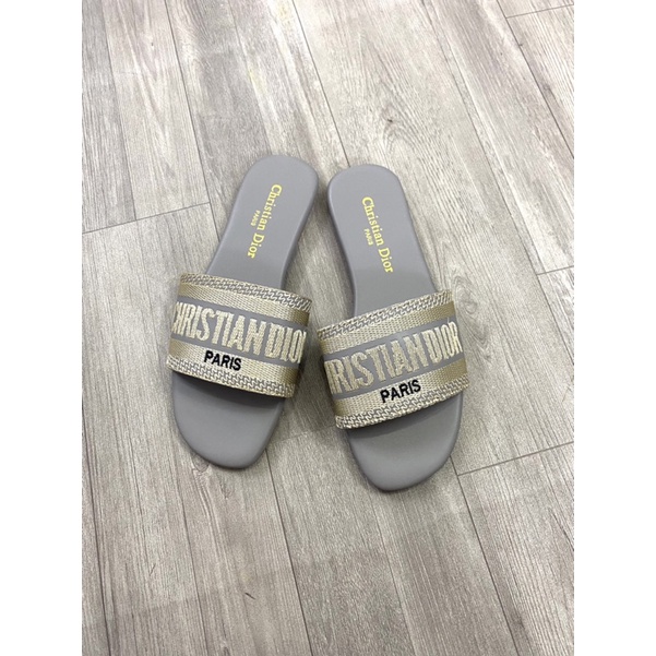 Dép lê nữ quai thêu chữ di.or