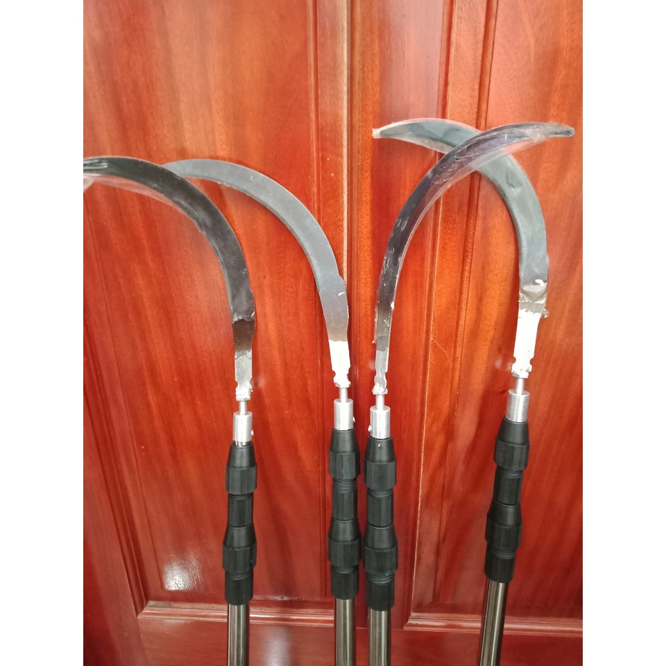 Câu Liêm hay gọi là Liềm dùng móc cành cây,cắt trái,lấy hoa quả trên cao,dọn cỏ,phát quang bụi rậm