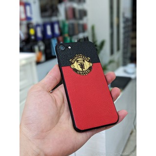 Skin dán da Dán da iPhone 7 màu đỏ phối đen ghép logo MU vàng