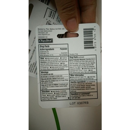 Son dưỡng mềm môi Chap Stick không màu.