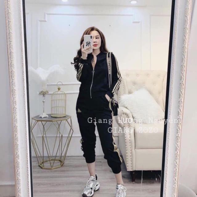 Bộ thể thao viền sọc dành cho nữ . '