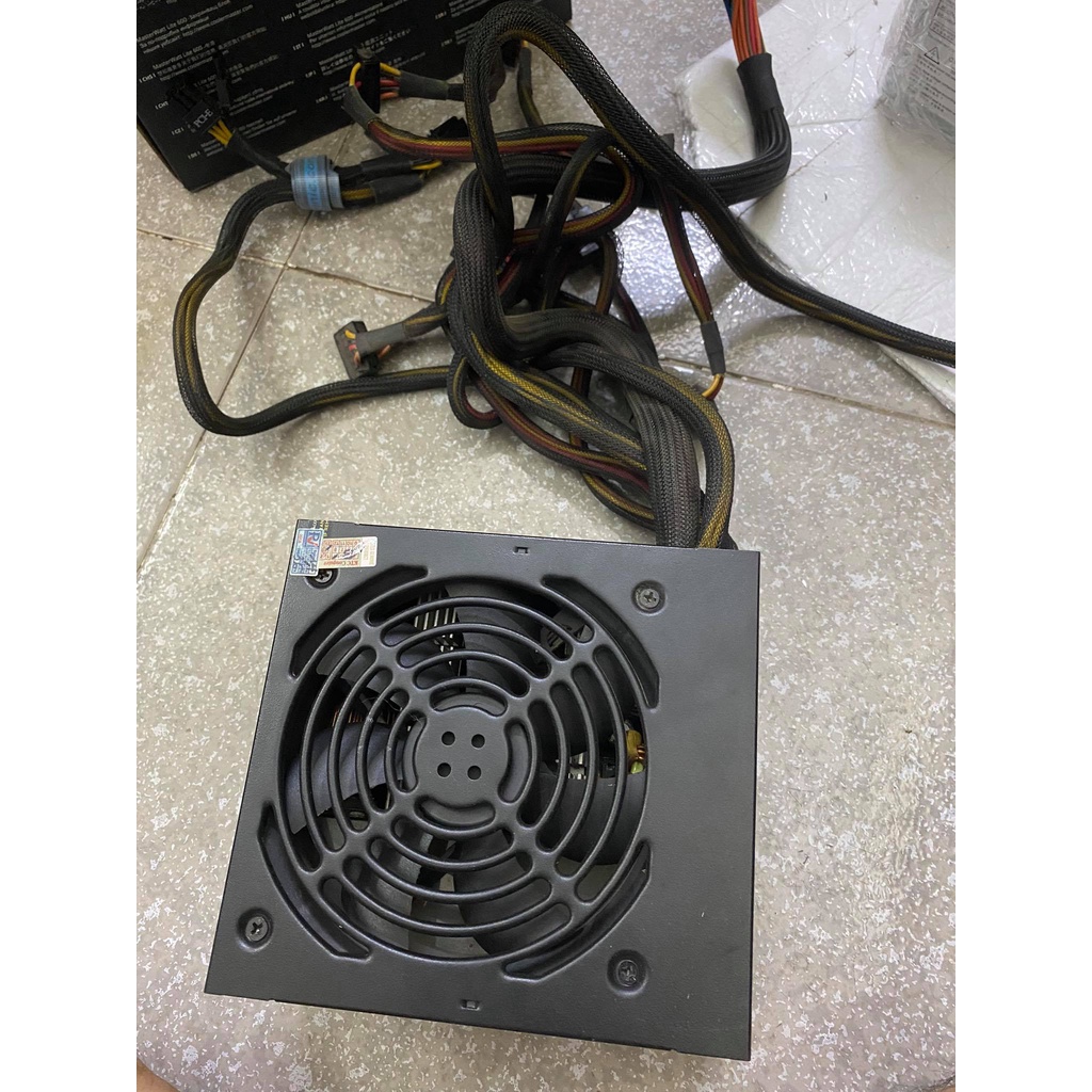 Nguồn gắn máy tính bàn (PC) 600W công xuất thực xịn xò. còn đẹp keng.