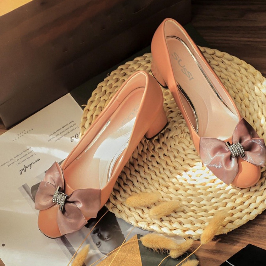 Giày cao gót vuông HT.NEO Thiết kế da bò thật mềm mại, gót cao đến 5cm, đính nơ vải nhẹ nhàng, thanh lịch CS239