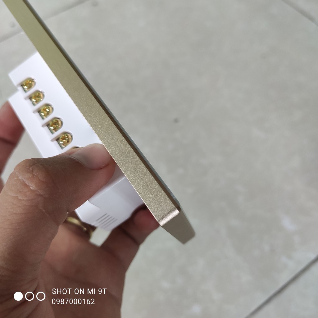 Điều khiển cửa cuốn mặt kính viền nhôm Tuya Wifi