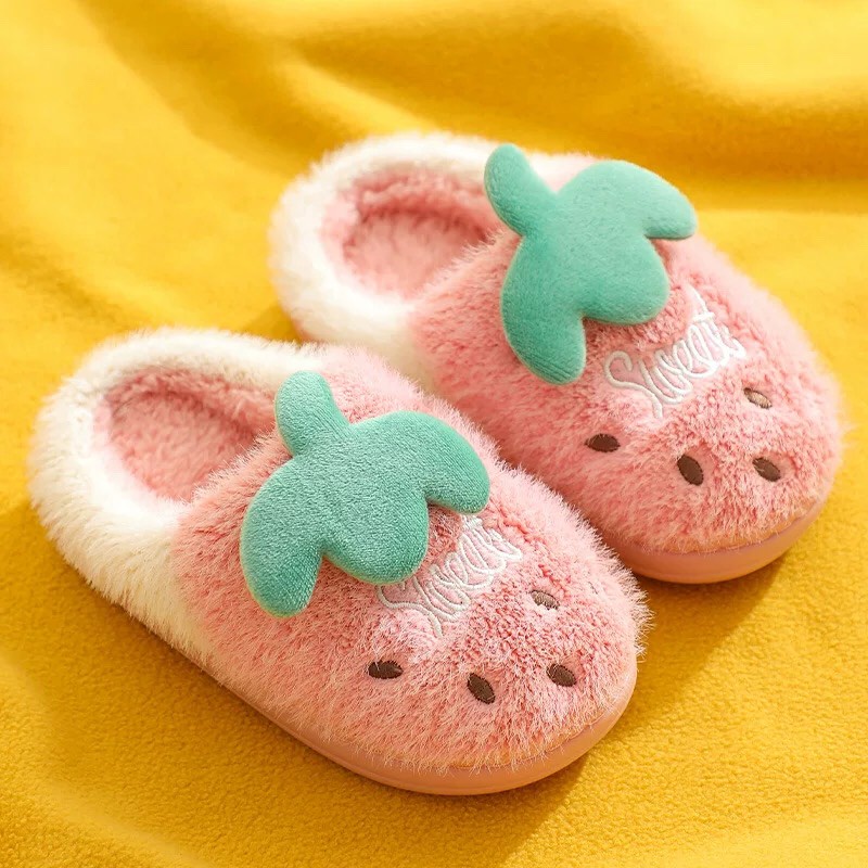 (TH10) Dép Bông Cho Bé, Dép Bông Đi Trong Nhà Trẻ Em Họa Tiết Dâu Xinh Xắn