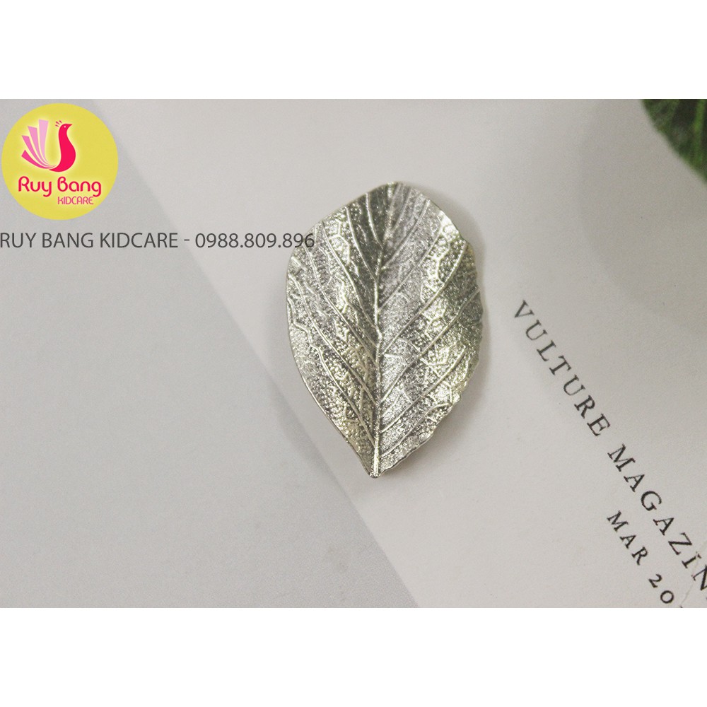 Cành lá kim loại, center đá đính hoa vải handmade