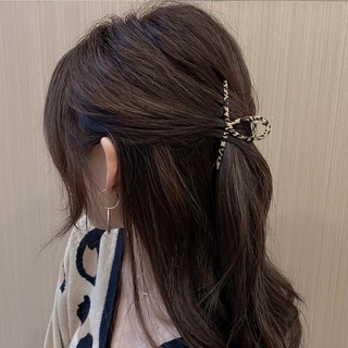 Kẹp gắp tóc kim loại hình da beo.