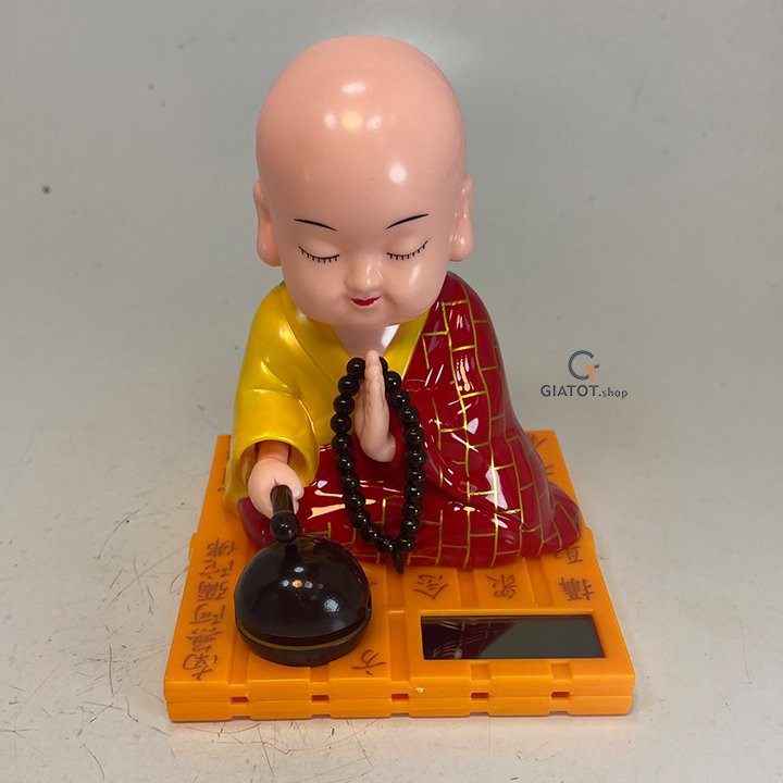 (Loại to)Tượng phật chú tiểu gõ mõ tụng kinh dùng pin nlmt áo cà sa đỏ cao cấp, hàng đẹp GiatotHN
