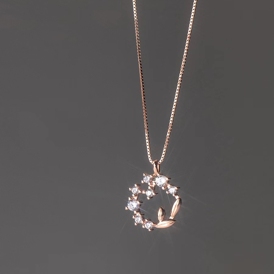 Vòng cổ Bằng Thép Titan Hình Vòng Hoa May Mắn Đính Kim Cương Giả Sang Trọng Thời