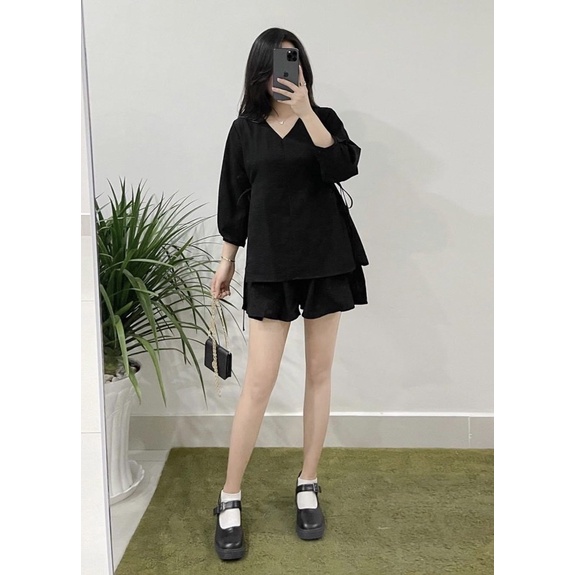 SET ĐỒ VINTAGE SET gồm chân váy xếp ly với thiết kế thắt nơ 2 bên và áo tay dài cổ V